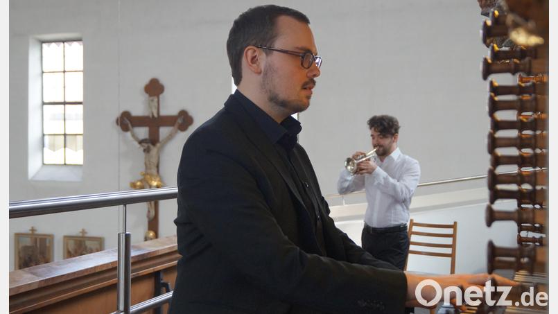 Lukas Euler an der Orgel und Samuel Walter mit Trompete überzeugen das Publikum in ihrem Konzert &quot;Barocke Größen&quot;. Bild: wel