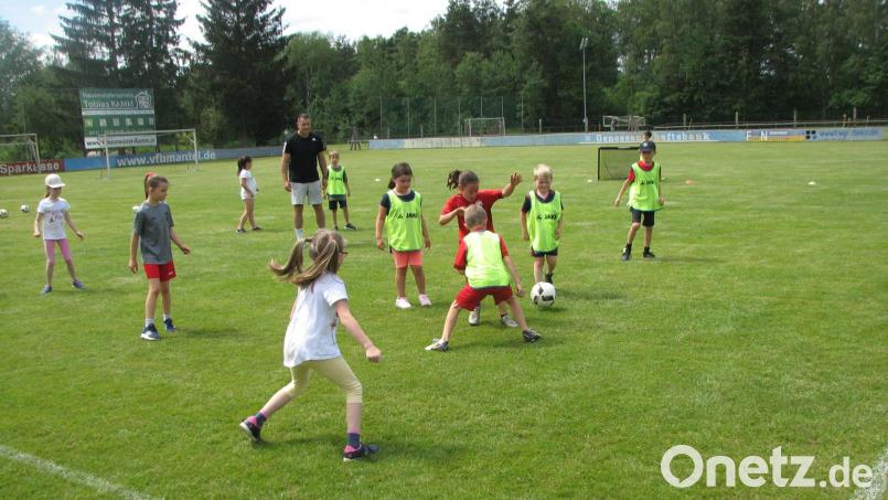Unter Anleitung von ausgebildeten Fußballlehrern erhielten die Mädchen und Buben erste Anleitungen im fußballerischen Umgang mit dem Ball und zeigten erste technische Finessen. Bild: knh