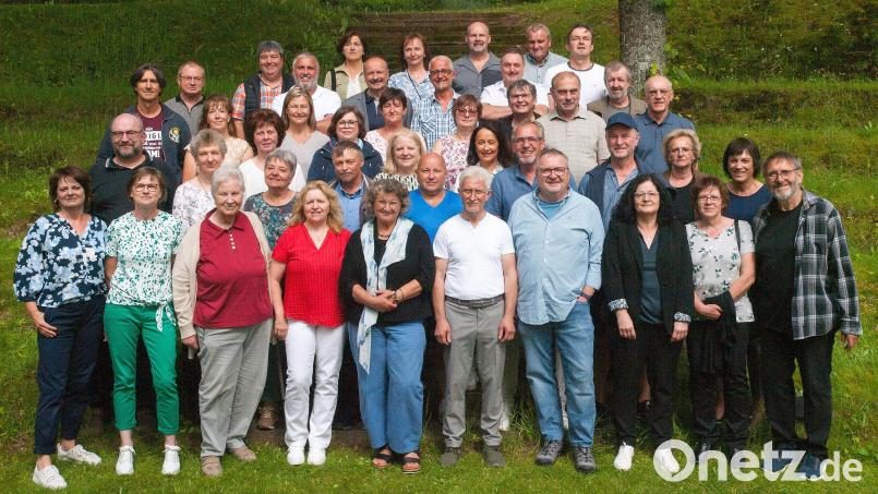 Zum Treffen des Schülerjahrgangs 1963/1964 in Bärnau gesellten sich auch zwei ehemalige Lehrkräfte, Dietlinde Rahm (vordere Reihe, Dritte von links) und Franz Heinrich (erste Reihe, rechts). Bild: Karin Ockl/exb
