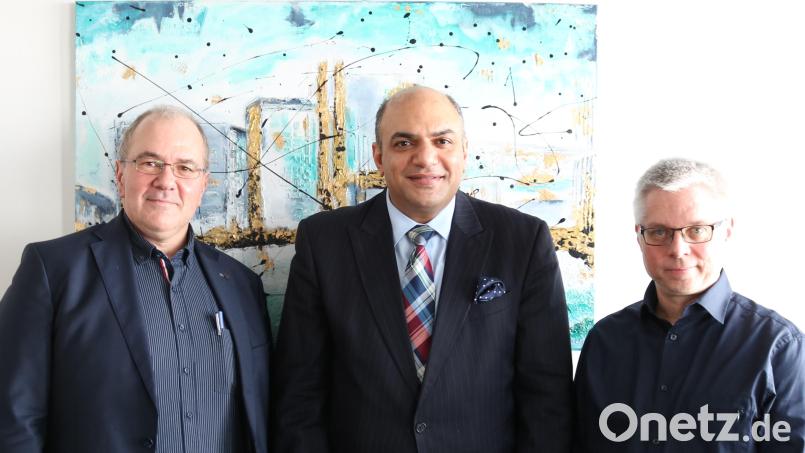 Professor Dr. Abdelrehim Nour-Eldin (Mitte) ist neuer Chefarzt im Klinikum Fichtelgebirge. Mit im Bild Vorstand Alexander Meyer (links) und Personalvorstand Roland Janke (rechts). Bild: Klinikum Fichtelgebirge/exb