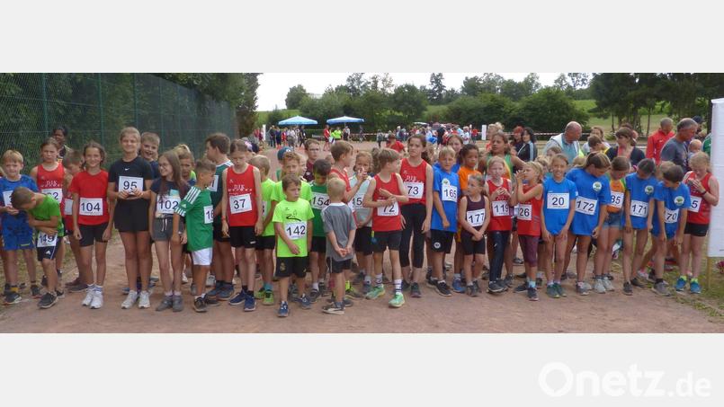 Ungeduldig wartet der Lauf-Nachwuchs auf das Startzeichen. Beim Mitterteicher Volkslauf werden wieder viele Kinder an den Start gehen. Bild: Bauernfeind