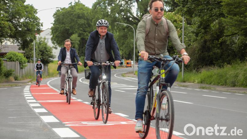 Stadtrat Florian Füger (von vorne), Ulrich Schaller (Stabsstelle Mobilität), Stadtkämmerer Jens Wein und Planer Roman Kick waren mit die ersten, die auf der neuen Köferinger Straße mit dem Rad unterwegs waren. Bild: Wolfgang Steinbacher
