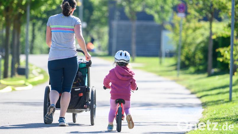 Familienpaten können Eltern vielfältig entlasten. Spaziergänge mit den Kindern gehören ebenso dazu wie Spielplatzbesuche, Hausaufgabenhilfe, Behördengänge und viele andere Dinge. Symbolbild: Sebastian Gollnow/dpa
