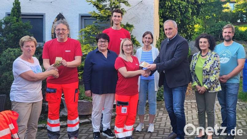 Die Helfer vor Ort danken der Vorsitzenden der Frauen-Union, Annemarie Sladky (links) und dem CSU- Fraktionssprecher Peter Schmidt (Dritter von rechts) für die Spende. Bild: Christina Rosner