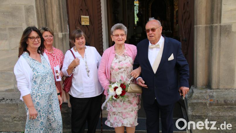Erwin und Paula Lang feiern in Grafenwöhr ihre Eiserne Hochzeit. Die Töchter Petra und Monika (von links) sowie Paulas Schwester Gunda freuen sich mit ihnen. Bild: sne