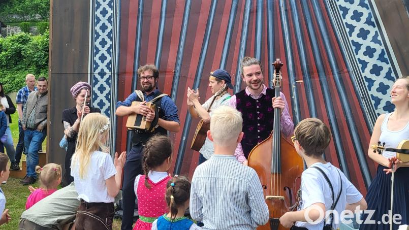 Das Kindermitmachkonzert bringt beim Zwiefachentag in Schwandorf frische Volksmusik in den Stadtpark. Bild: Anke Schwemin/exb
