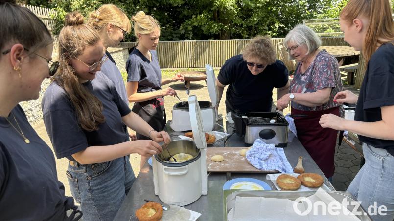 Volle Konzentration ist angesagt, wenn das unumstrittene Kirwa-Gebäck Nummer Eins entsteht. Bild: ge