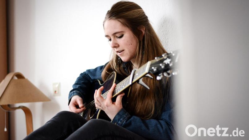 Die 19-jährige Ronja Künkler liebt die Musik. Jetzt veröffentlicht sie ihre erste CD &quot;Türen auf&quot;. Bild: exb