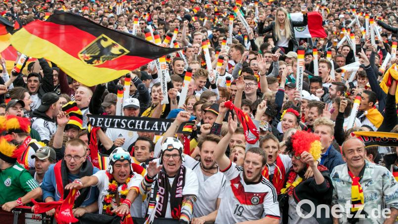 Die Nerven liegen blank, die Emotionen gehen hoch. Die Bühne für die Fußballer ist beim Public-Viewing im Landkreis Schwandorf bereitet. Am Freitagabend kommt die Nagelprobe. Symbolbild: Jens Büttner/dpa