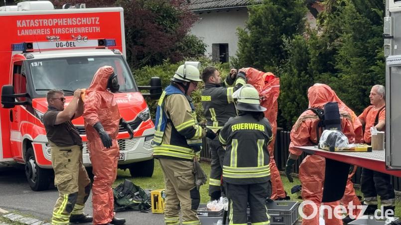 Einsatzkräfte der Feuerwehren sind dabei, das ausgetretene Bleichmittel im Seniorenheim in Waldershof zu entfernen. Bild: Matthias Bäumler