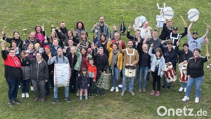 Achtung, Nachtruhe: Die Feuerwehrspielmannszüge Grafenwöhr, Pressath und Erbendorf präsentieren am Programm rund um den Nordgautag in Grafenwöhr gemeinsam das Projekt „Ein Zapfenstreich!&quot; Bild: Christina Eibel