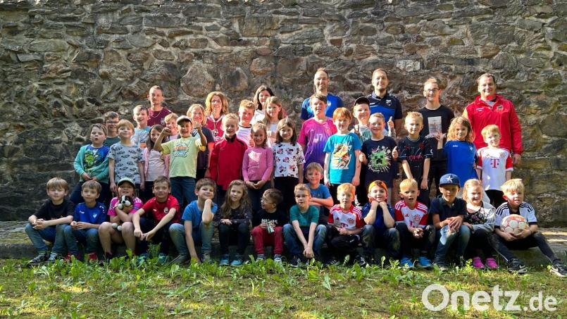 Zahlreiche Kinder beteiligten sich an einer Aktion der Stadtbücherei Waldsassen und der Vereine ASV Waldsassen und Sportfreunde Kondrau. Bild: Stadtbücherei Waldsassen/exb