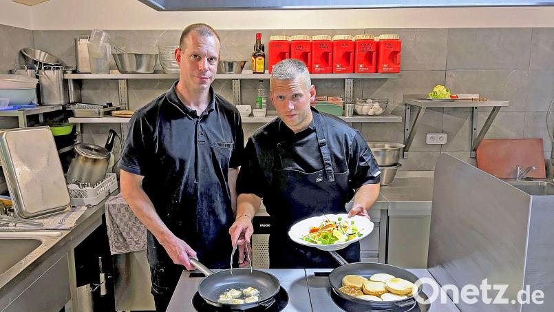 Honza Pomyje (links) und Petr Plachy junior (rechts) bereiten alle Speisen ofenfrisch zu. Bild: fpoz