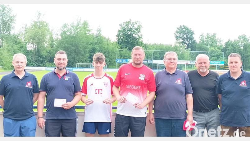 Glückwünsche an die Platzierten des Elfmeterschießens (von links): Stefan Posset (Organisator), Johannes Aigner (FW Weiherhammer), Timo Kraus (FC Haudanehm), Michael Stregl (Bayernfanclub Pirk), Hans Heibl (Vorsitzender Bayernfanclub Weiherhammer), Bürgermeister Ludwig Biller und Stefan Schwarzmeier (Organisator) Bild: Stefan Schwarzmeier/exb