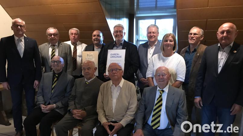 Dem SV Hahnbach gratulierten (hinten von links) Bürgermeister Bernhard Lindner, Altbürgermeister Hans Kummert, Ehrenvorsitzender Jochen Henkel, Thomas Gebele, Thomas Graml, Landrat Richard Reisinger, Anneliese Hoffmann, Franz Kotz und Georg Götz zum 75. Geburtstag. Darüber freuten sich (vorne von links) Vorsitzender Hans Luber und die drei noch lebenden Gründungsmitglieder Hans Weber, Herbert Demleitner und Hans Horn. Bild: mma