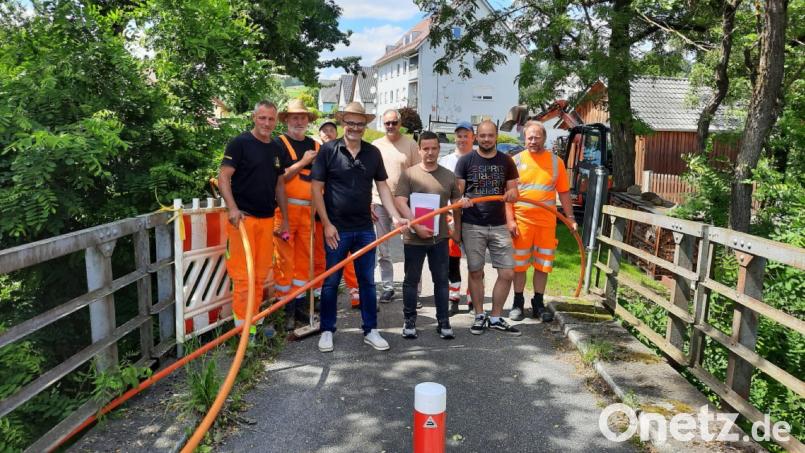 Beim Ortstermin zum Breitbandausbau in Zangenstein informieren Erster Bürgermeister Maximilian Beer,
Vertreter der Telekom, der Firma Kollmer Bohr- und Tiefbau GmbH und der Verwaltung über die nächste Etappe. Bild: Franz Stockerl/exb