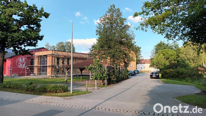 Nach Plan verlaufen die Arbeiten am Feuerwehrhausanbau und die planerischen Vorbereitungen für den Generationentreff am Schwarzenbach. Diese guten Nachrichten brachte Bürgermeister Hallmann zur Gemeinderatssitzung mit. Bild: bjp