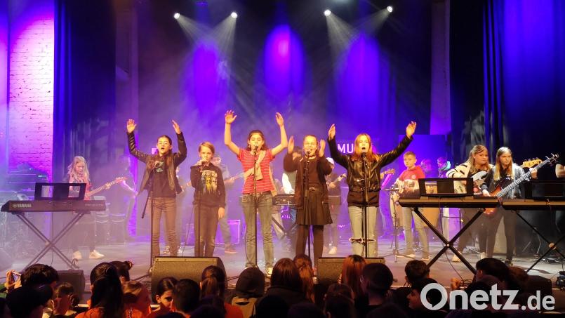 Ein großes Erlebnis ist für die Mittelschüler die jährliche Teilnahme am Bandklassenfestival in München oder Nürnberg. Dort stehen sie auf einer großen Showbühne. Bild: Mittelschule Waldsassen/exb