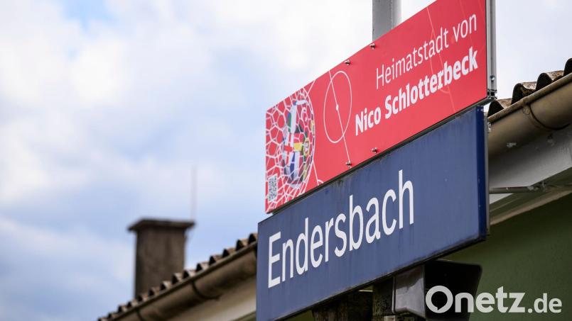 Am Bahnhof in Endersbach hängt ein Schild mit der Aufschrift „Heimatstadt von Nico Schlotterbeck“. Bild: Tom Weller/dpa
