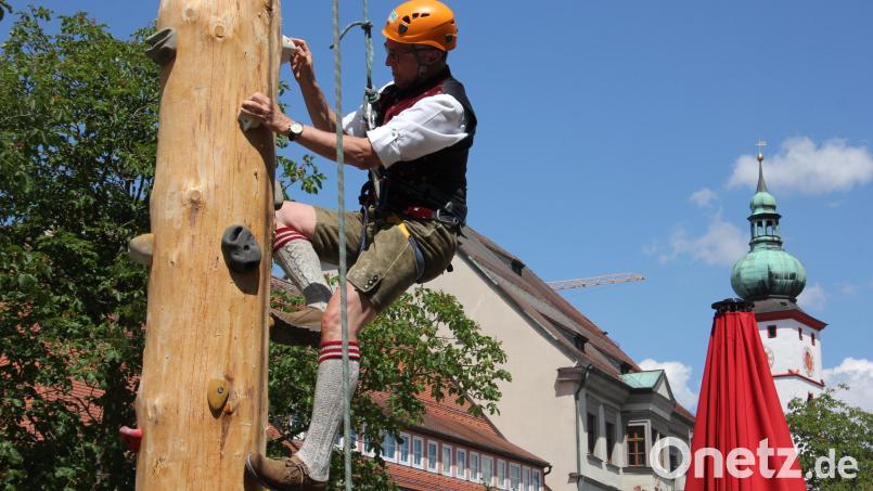 Das Maibaum-Kraxeln ist immer eine besondere Attraktion beim Tirschenreuther Bürgerfest. Es wird auch diesmal wieder angeboten. Hier im Bild Bürgermeister Franz Stahl beim Klettern vor zwei Jahren. Archivbild: kro