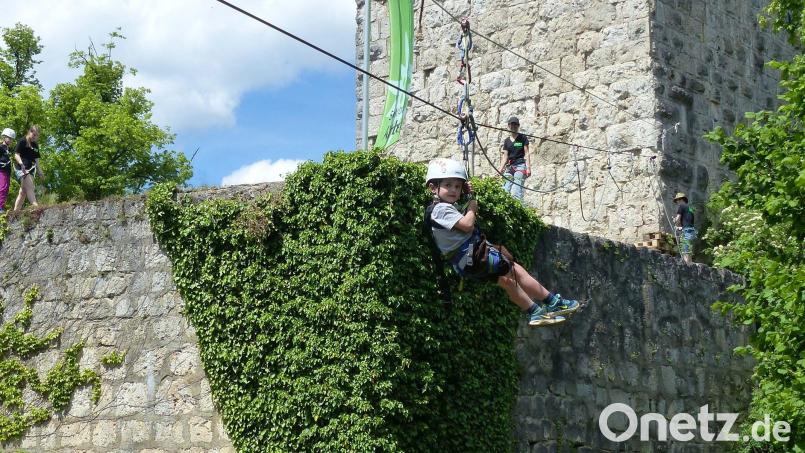 Die Seilrutsche ist vor allem bei den Kindern eine beliebte Attraktion beim Burgfest in Pfaffenhofen. Klar, dass sie auch am Sonntag, 16. Juni, wieder zum Programm gehört. Archivbild: jp