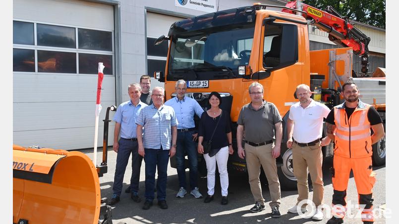 Vertreter der Gemeinde Poppenricht und Lieferanten bei der Fahrzeugübergabe (von links): Bürgermeister Hermann Böhm, Florian Roth, Verwaltungsleiter Hartmut Gawlik, Andre Haase, 3. Bürgermeisterin Claudia Kammerl, Gemeinderat Andreas Kopf, René Leipnitz und Bauhofmitarbeiter Adam Prochota. Bild: gf