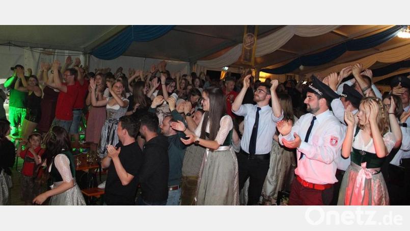 Finale: Beste Stimmung herrsche im ganzen Festzelt beim letzten Tag des Gründungsfestes der Feuerwehr Altenschneeberg. Bild: nis