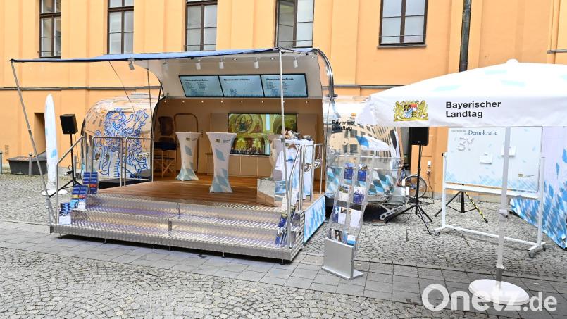 Das Bühnenfahrzeug des Bayerischen Landtags steht beim Bürgerfest am Sonntag, 16. Juni, in Tirschenreuth. Bild: Bayerischer Landtag/exb