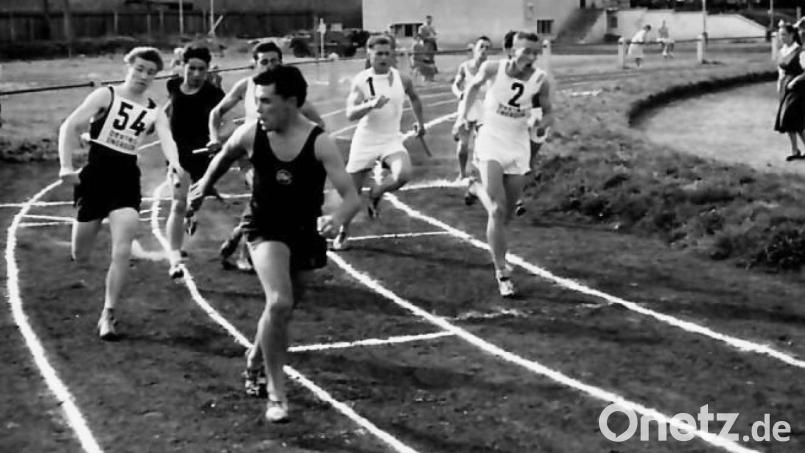 So sah 1950 die Aschenbahn direkt vor dem DJK-Sportheim bei einem Leichtathletik-Wettkampf aus. Archivbild: Archiv/DJK Amberg/Günter Haberland/exb