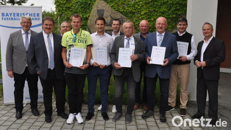 Die Geehrten mit den Funktionären des Fußballbezirks Oberpfalz und der drei Fußballkreise Amberg/Weiden, CHam/Schwandorf und Regensburg. Bild: Andreas Allacher/BFV