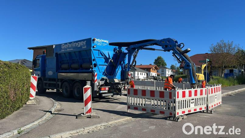 Gasleitung1 Bild:  Mit den Arbeiten ist die Firma Gehringer beauftragt. Ein Saugbagger für das Erdreich sorgt dafür, dass das Aufschneiden der Asphaltdecke auf das Nötigste begrenzt werden kann. Bild: Schlagenhaufer/exb