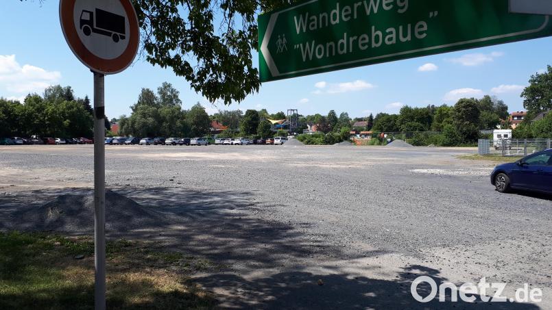 Besucher des Egrensis-Freibads (im Hintergrund) in Waldsassen können den Festplatz nebenan nun weitestgehend als Parkfläche nutzen. In den vergangenen Monaten war auf dem Areal Aushubmaterial größerer Baustellen im Stadtgebiet gelagert. Bild: pz