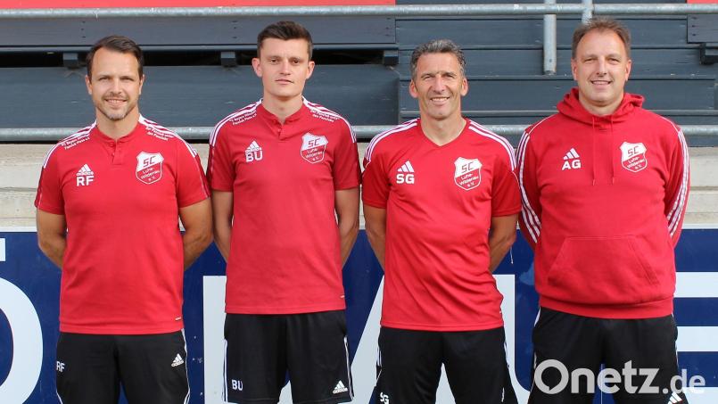 SC-Cheftrainer Benjamin Urban (Zweiter von links) wird künftig von Stefan Grünauer (Zweiter von rechts) als Co-Trainer und Roland Frischholt (links) als Torwart-Trainer unterstützt, Sportlicher Leiter Armin Goschler (rechts) freut sich über die Zugänge im Trainerteam. Bild: SC Luhe-Wildenau