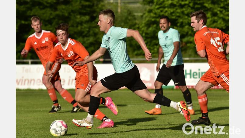Der SV Diendorf hatte sich über die Relegation den letzten Platz in der Kreisliga gesichert. Die Diendorfer spielen natürlich in der Kreisliga West und freuen sich auf viele Derbys. Das Bild zeigt den Diendorfer Matthias Plödt in Aktion im Relegationsspiel gegen Pemfling. Bild: A. Schwarzmeier