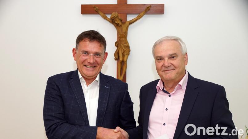 Dietmar Scherer (links) rückte für Josef Popp in den Gemeinderat nach. Die Eidesformel nahm ihm Bürgermeister Günter Kopp (rechts) ab. Bild: bkr
