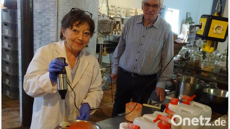 Ulrike Röska braucht keine großen Maschinen, wenn sie im Labor der Düfte edle Seife macht: Stabmixer, Metallschüsseln und Zutaten, die weltweit eingekauft werden, bestimmen den Produktionsablauf. Günther Röska (im Hintergrund) schaut zu. Er hat im Unternehmen die Position des Produkterfinders und Vermarkters. Bild: Houschka