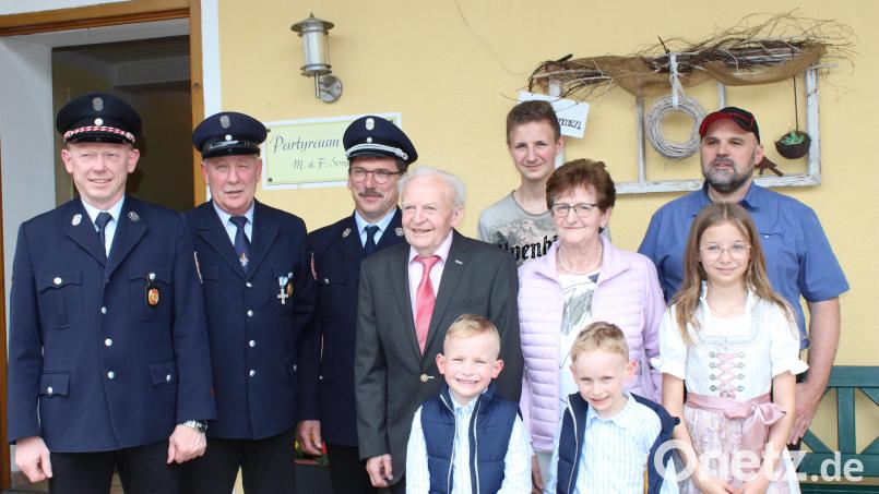 Viele Gratulanten überbringen Xaver Schönberger die besten Wünsche zum 85. Geburtstag. Bild: Georg Hammer/exb