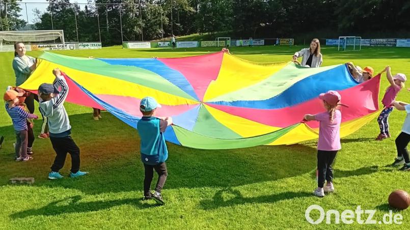 Spiel und Spaß war angesagt, als Mädchen und Buben des örtlichen Kindergartens das Gelände des TSV Bärnau besuchten. Bild: Markus Fichtner/exb