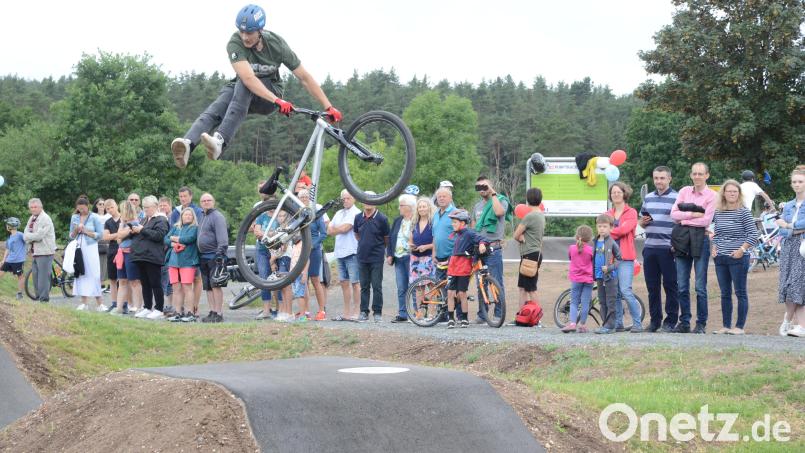 Solch große Sprünge wie in Parkstein sind in Weiden vorerst nicht möglich. Die Stadt muss nach einer Abstimmung im Bauausschuss die Pumptrack-Pläne auf Eis legen. Archivbild: bey
