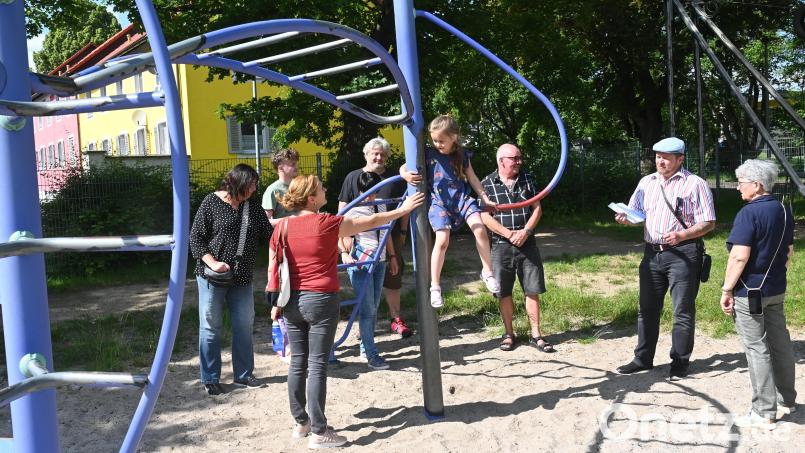 Am Spielplatz am Bergsteig stellte der CSU-Ortsverbandsvorsitzende Dieter Stein (Zweiter von rechts) fest, die Spielgeräte sind sauber, könnten aber an einigen Stellen einen neuen Farbanstrich vertragen. Ein Schall- und Sichtschutz zur Wohnbebauung wäre wünschenswert. Bild: gf