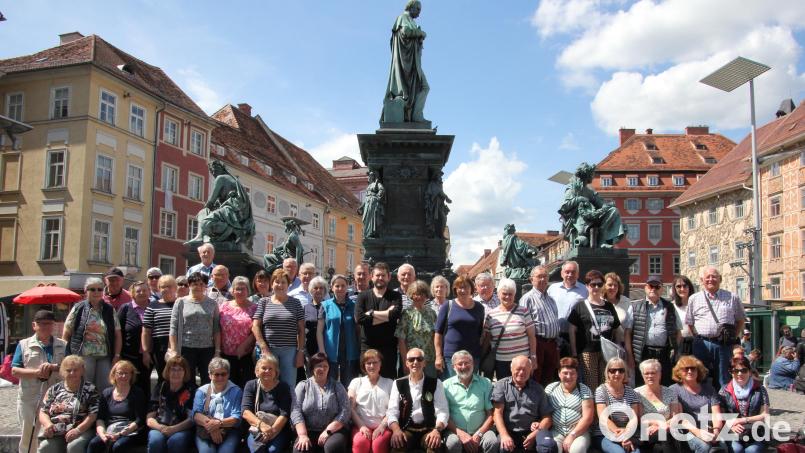 Das Gruppenbild entstand im Zentrum von Graz, der Landeshauptstadt der Steiermark. Rechts stehend Reiseleiter Erwin Steiner. Bild: Konrad Rosner/exb