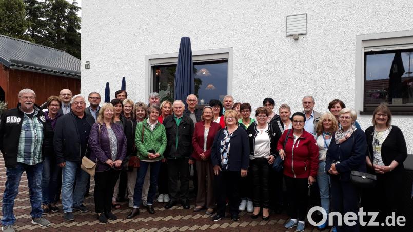 Der Schülerjahrgang 1958/1959 tauschte bei einem Klassentreffen Erinnerungen aus. Bild: Roswitha Schraml/exb