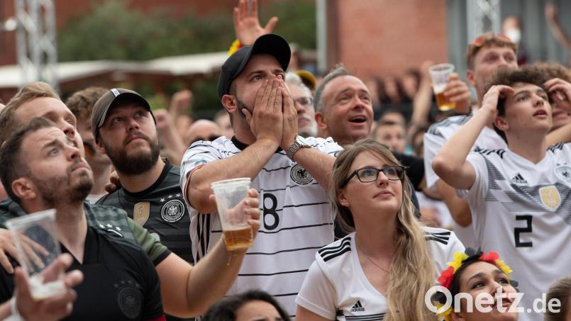 Auch 2024 können die Fußballfans wieder bei Public Viewings mit ihrer Mannschaft fiebern. Archivbild: Paul Zinken/dpa