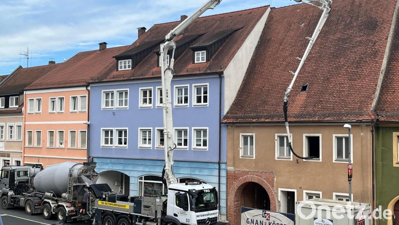 Große Gefährte waren notwendig, um die erste Zwischendecke im Groß-Anwesen (rechts) betonieren zu können. Mit einer leistungsfähigen Pumpe konnte der Beton in das Haus befördert werden. Bild: Stefanie Gradl