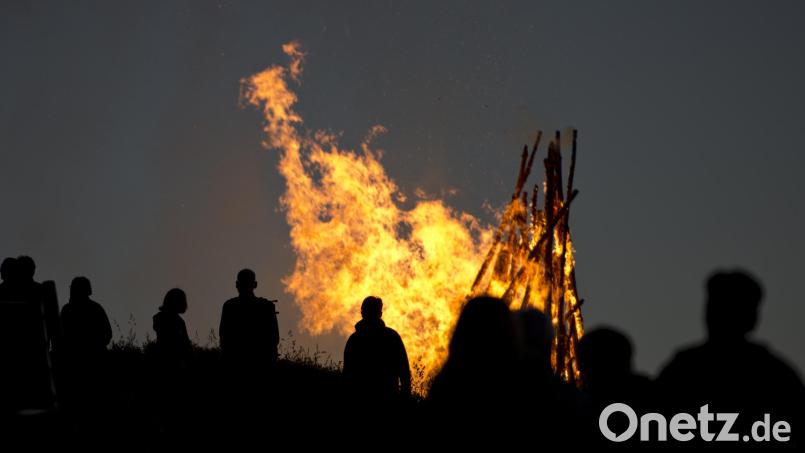 Am Tag der Sommersonnenwende, heuer am 20. Juni, wird traditionell ein Sonnwendfeuer geschürt. Es entspringt wohl schon vorchristlicher Zeit und wurde entzündet, um unter anderem vor Krankheiten und Wetterschäden zu schützen. Symbolbild: Patrick Seeger/dpa