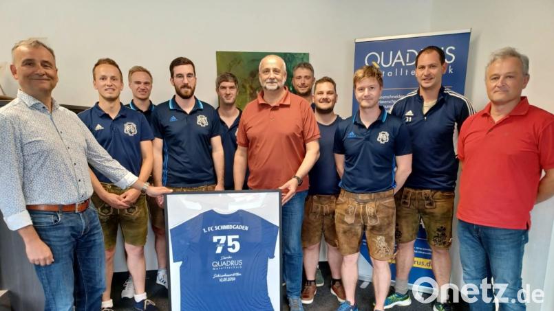 Die Firma Quadrus übernimmt die Schirmherrschaft für das Jubiläum des FC Schmidgaden. Bild: Josef Schimmer/exb