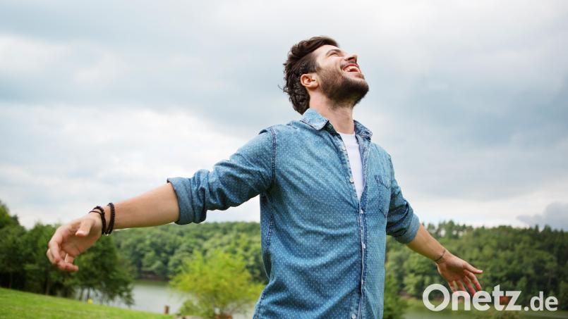 Es ist befreiend, sich von belastenden Emotionen und Überzeugungen zu trennen. Symbolbild: Fotoagentur WESTEND61 – stock,adobe.com