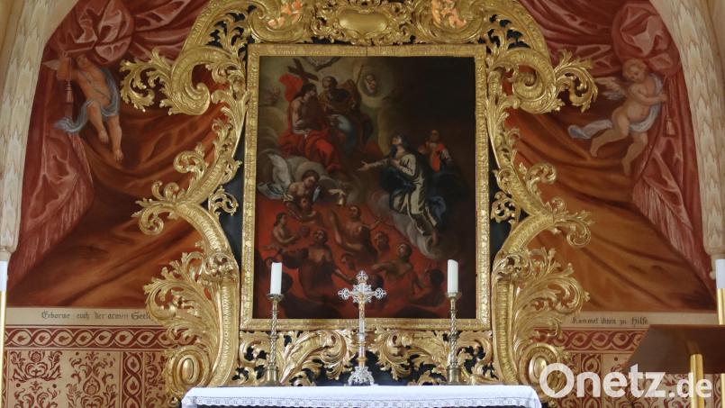 Der Vilshofener Akanthusaltar stammt vermutlich aus dem Jahr 1720. Vor dem Altarraum der Bronzedeckel des Armenseelenlochs, eine direkte Verbindung zum darunter liegenden Gebeinhaus. Bild: mrr