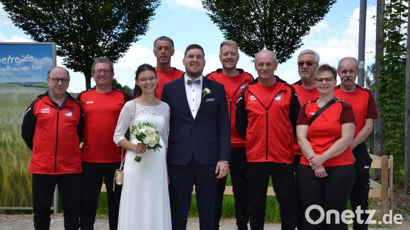 Der Kegelclub Eintracht Eslarn gratuliert seinem Vorsitzenden Erhard Reil und seiner Braut Corina zur Hochzeit. Bild: gi