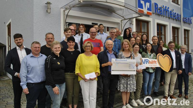 Vorstand Klaus Wild (ganz rechts) und Geschäftsstellenleiter Christopher Bothner (ganz links) von der Raiffeisenbank Hirschau übergaben Spenden in Höhe von 13.400 Euro an gemeinnützige Vereine und Organisationen aus dem Geschäftsgebiet Hirschau. Bild: wfw